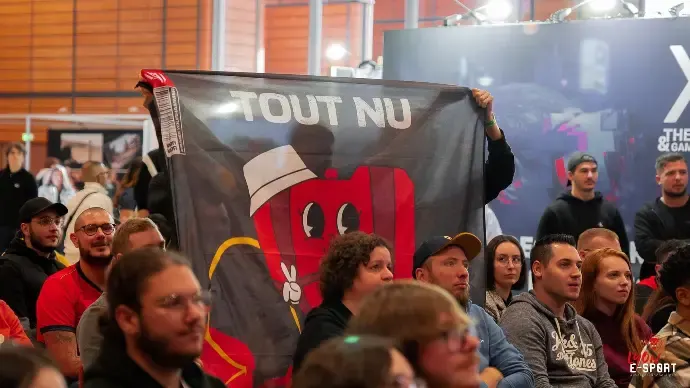 Banderole humoristique « Tout Nu » avec la mascotte Hammers, brandie en tribune